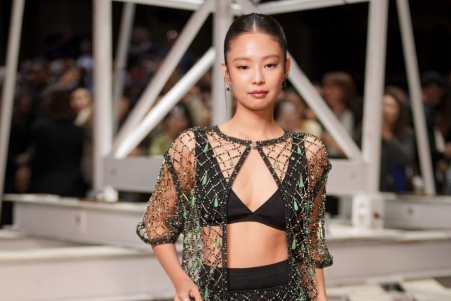 Jennie mặc lộ nội y