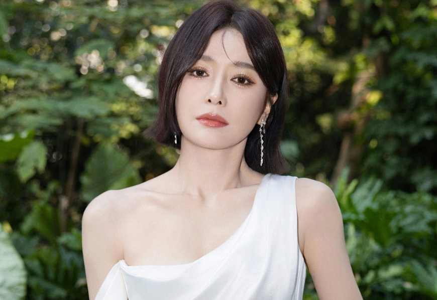 'Phú Sát hoàng hậu' lộ ảnh qua đêm tại nhà bạn trai