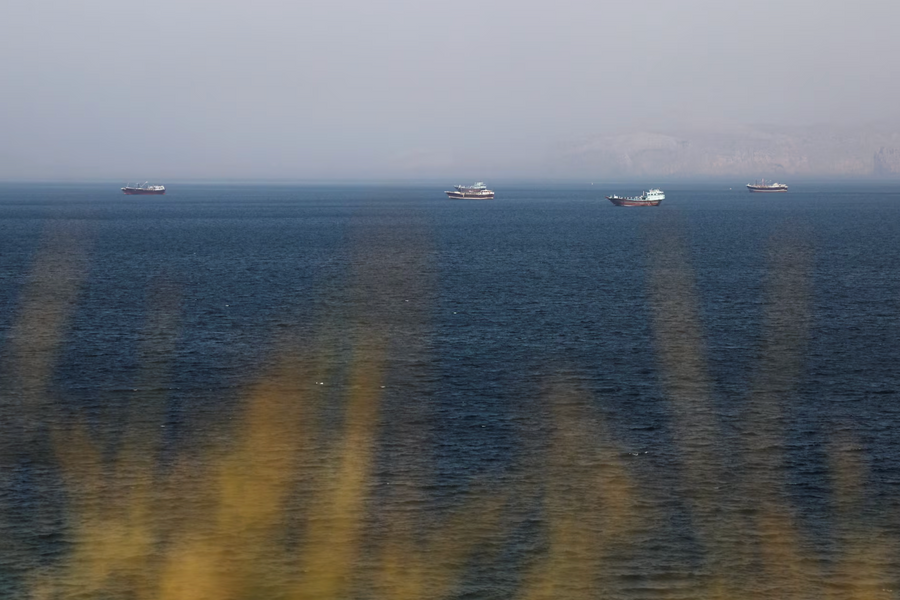 Trúng vật thể lạ không xác định, tàu hàng bốc cháy ở eo biển Hormuz