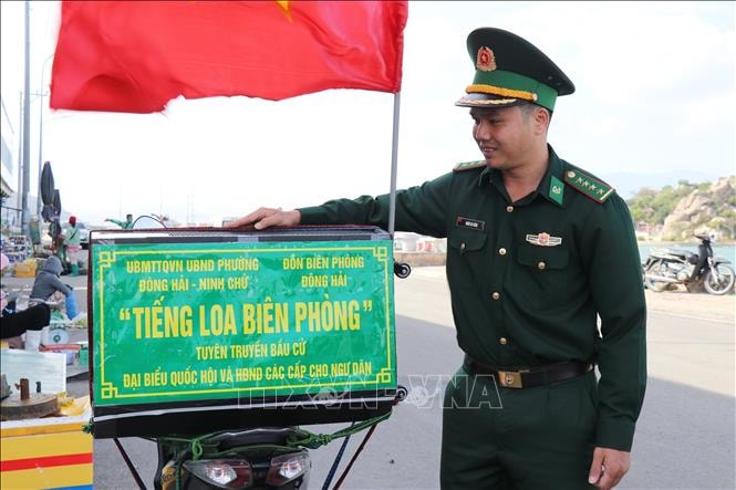 Lan tỏa thông tin bầu cử đến ngư dân vươn khơi bám biển