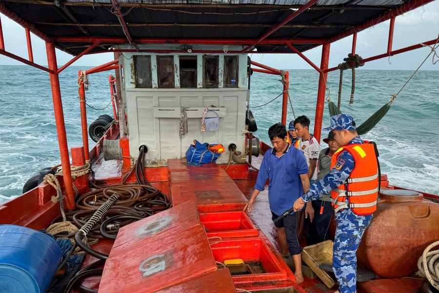 Cảnh sát biển kiểm tra, tạm giữ tàu cá chở khoảng 22.000 lít dầu không rõ nguồn gốc