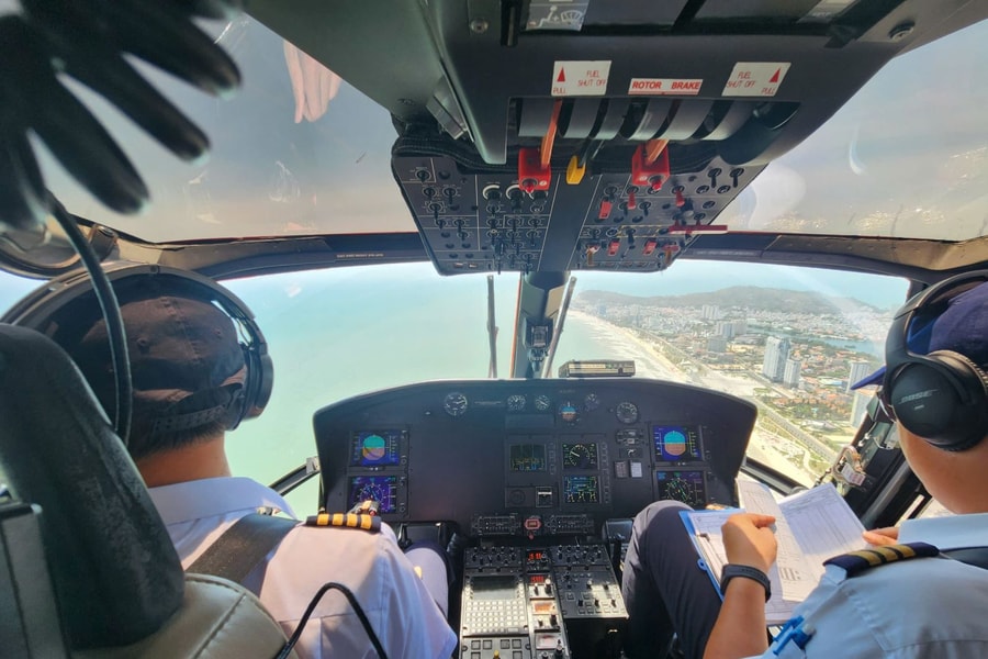 Du khách thích thú trải nghiệm trực thăng ngắm TP Hồ Chí Minh từ trên cao