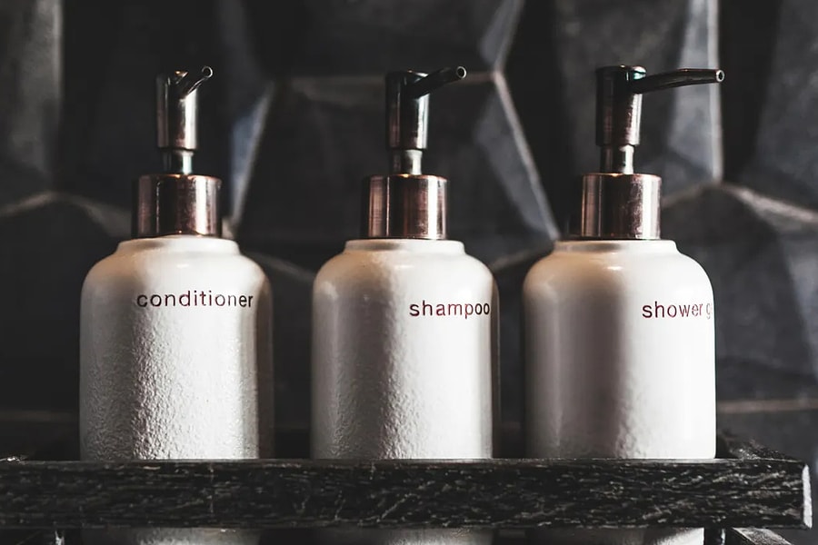 Vì sao không nên dùng sữa tắm, dầu gội ở khách sạn?