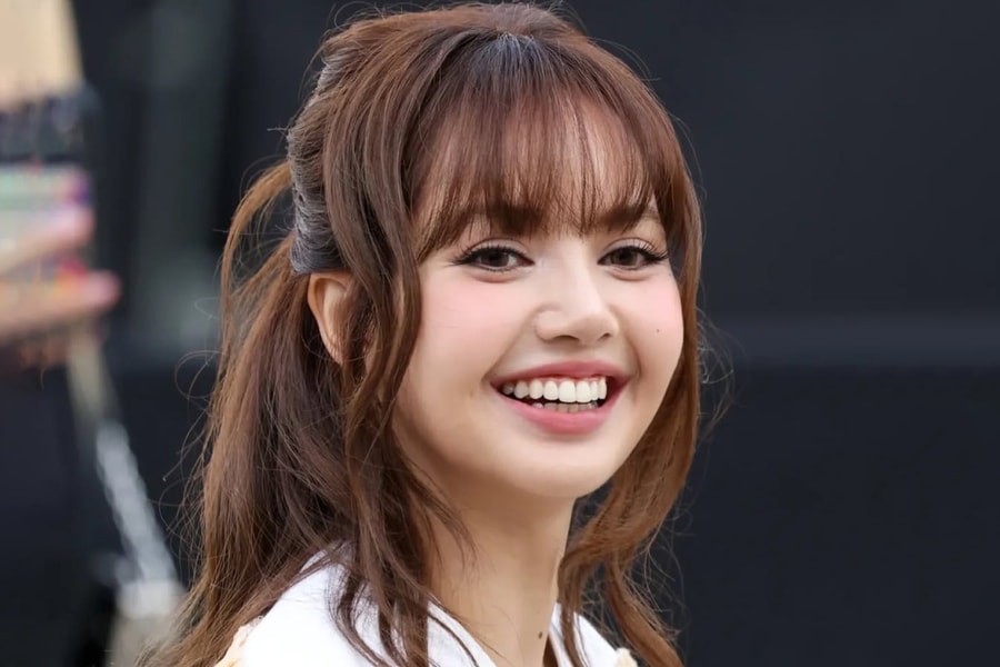 Lisa mặc hở eo dự show của nhà bạn trai tỷ phú