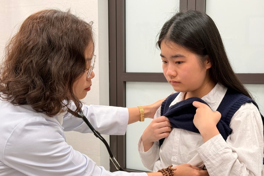 Trái tim người lạ giúp bé gái viết tiếp giấc mơ đến trường