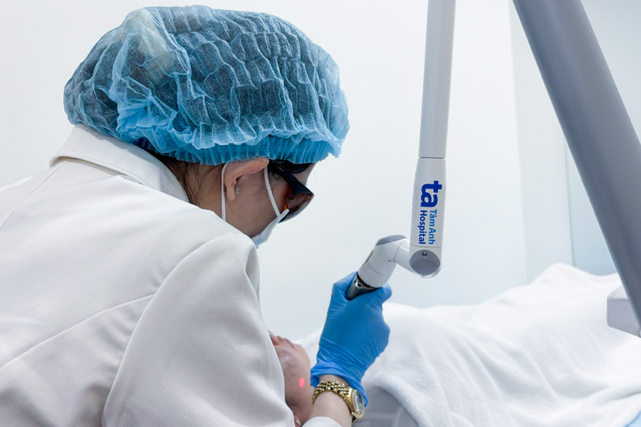 Xóa bớt sắc tố trên mặt thiếu nữ