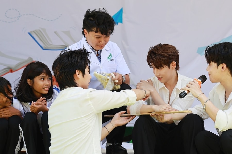 Ca sĩ Hồ Đông Quan cùng học sinh thực hành kỹ năng cứu người lúc nguy cấp