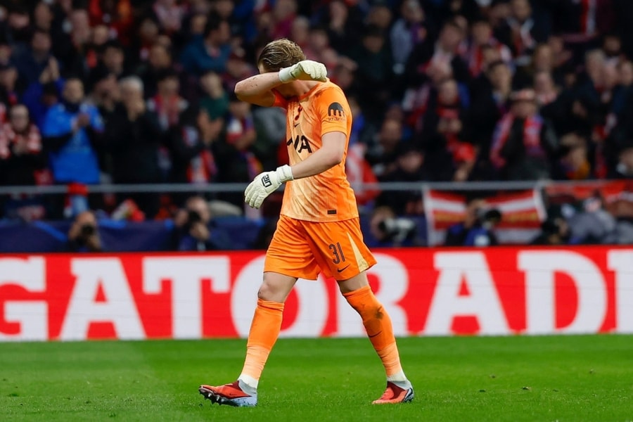 17 phút 'ác mộng' của thủ thành Tottenham