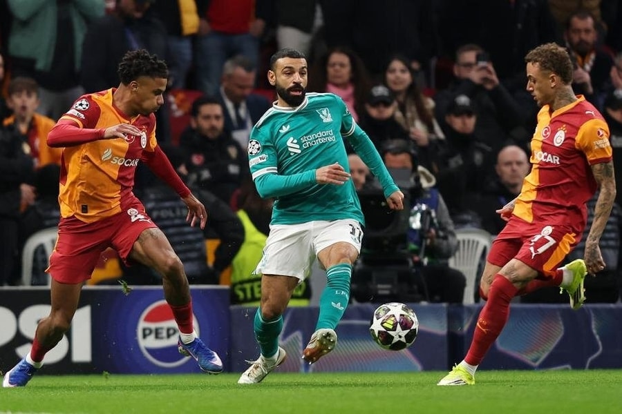 Liverpool thất bại ở lượt đi vòng 1/8 Champions League