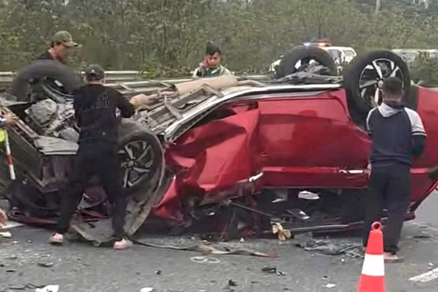 Ôtô 5 chỗ lật ngửa, biến dạng sau va chạm trên cao tốc