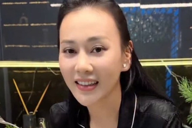 Phương Oanh lộ diện