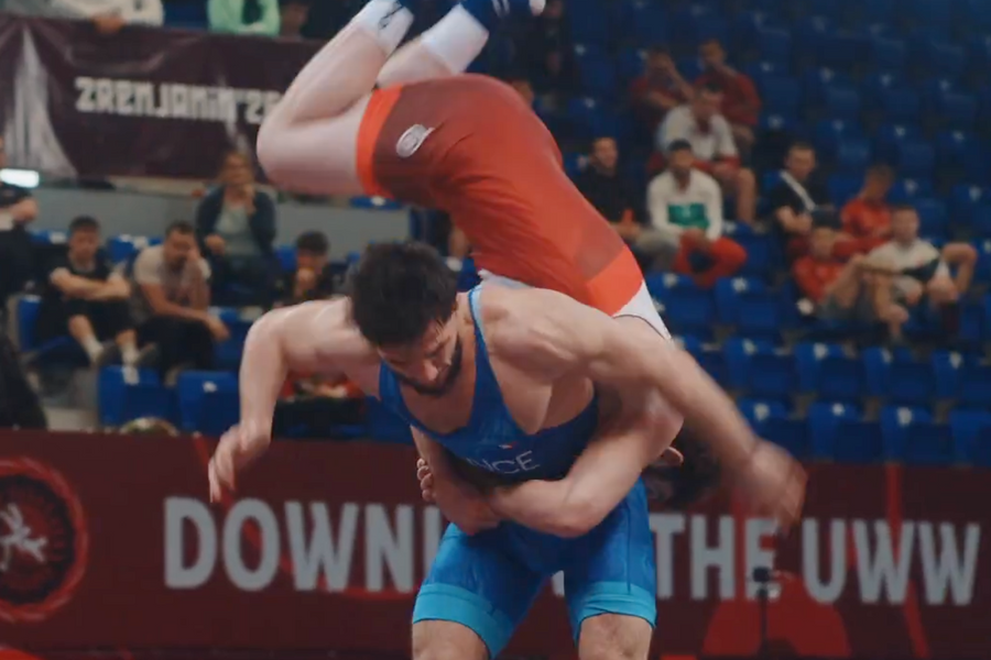 Đô vật Nga tung tuyệt chiêu cực lạ, lật kèo giây cuối khiến đối thủ ngỡ ngàng