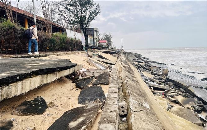 Cấp bách 'giải cứu' bãi biển Nhật Lệ