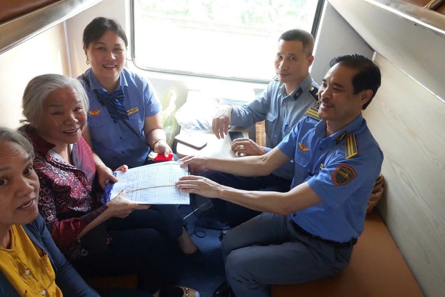 Hạnh phúc vỡ òa của hành khách lớn tuổi khi nhận lại kỷ vật từ tay nữ tiếp viên đường sắt