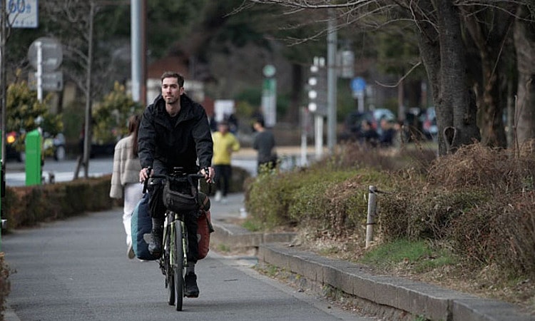 Thoát khỏi vùng chiến sự khi đạp xe xuyên thế giới