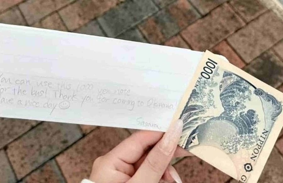 Hành động của bé gái Nhật khiến du khách Trung Quốc suýt khóc