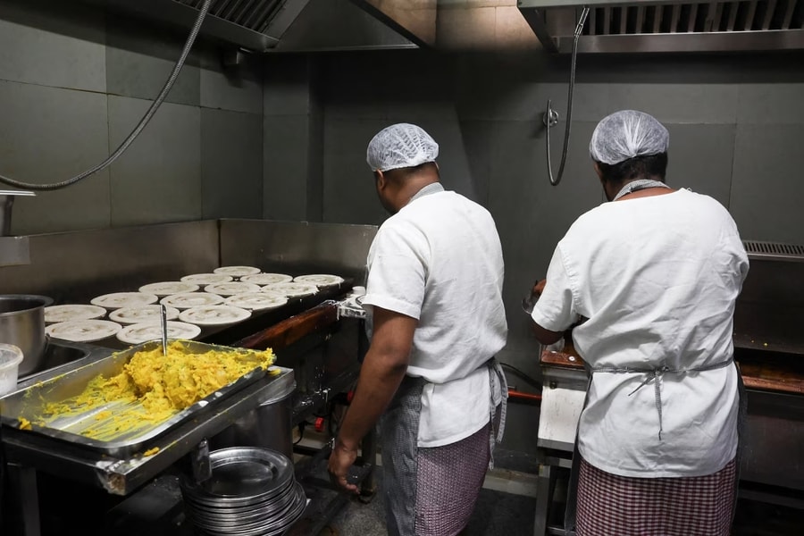 Hàng quán châu Á 'tắt lửa' vì khủng hoảng nhiên liệu