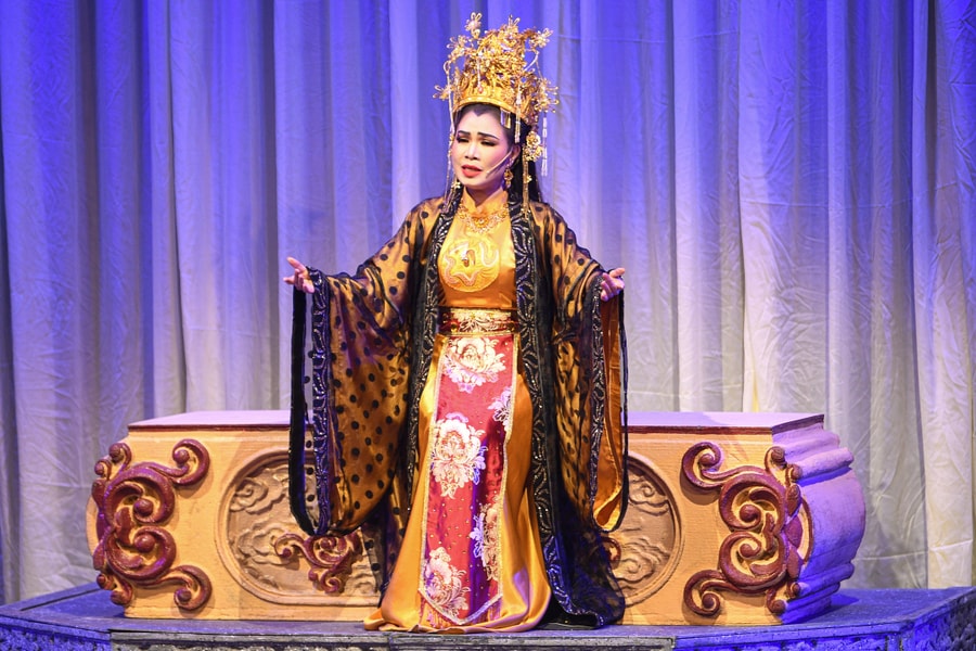 Cải lương về chuyện Thái hậu Dương Vân Nga nhường ngôi