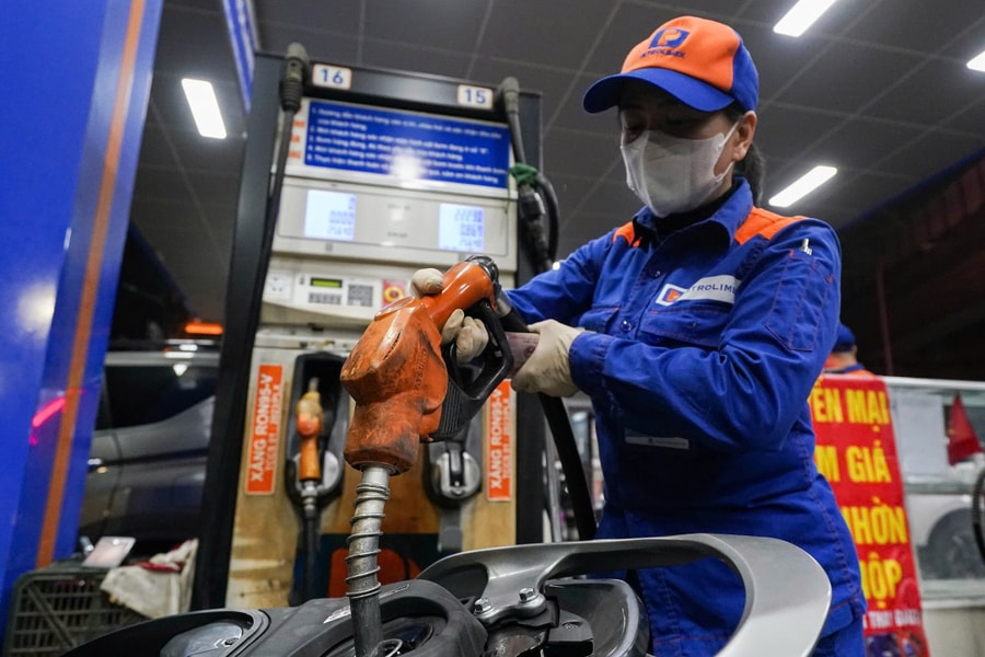 Thủ tướng: Cần đẩy nhanh bổ sung dự trữ xăng dầu quốc gia