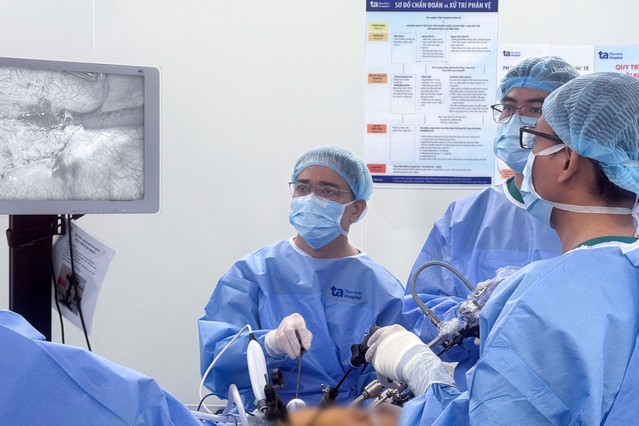 Phẫu thuật nội soi triệt căn ung thư đại tràng cho cụ bà 90 tuổi