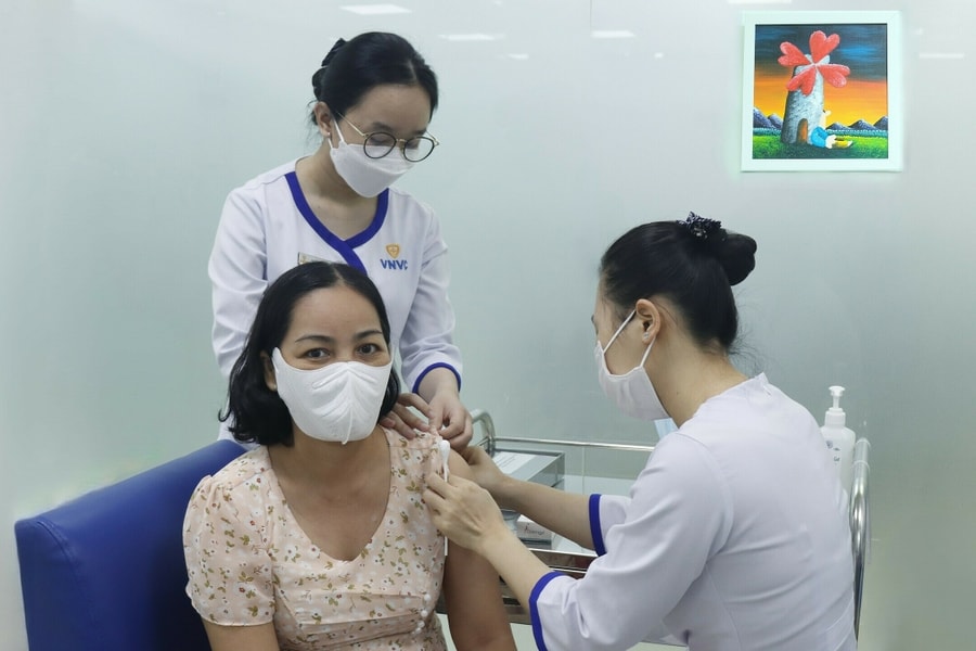 Lo mắc sốt xuất huyết vào mùa mưa, nhiều gia đình đi tiêm sớm