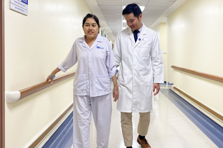 Bốn lần đến Việt Nam thay khớp trong một năm