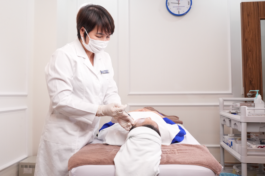 Tiêm xóa nhăn trán có làm mặt đơ cứng không?