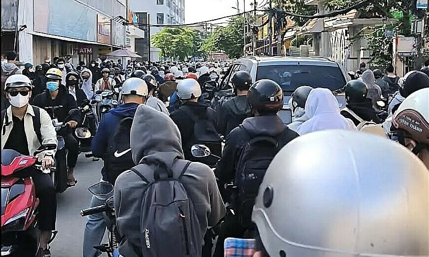 Sinh viên Đại học Công nghiệp TP HCM chật vật tìm chỗ gửi xe