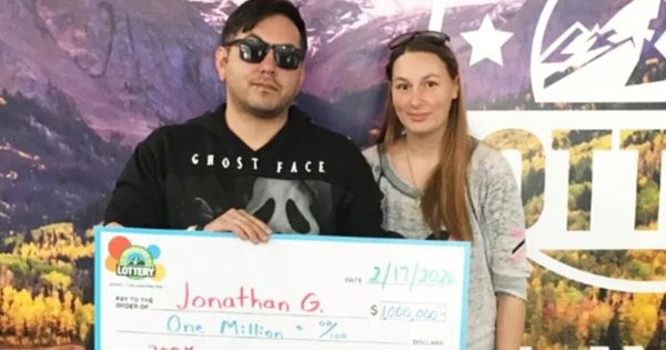 Mua vé số để “xả xui”, người đàn ông trúng giải độc đắc 1 triệu USD