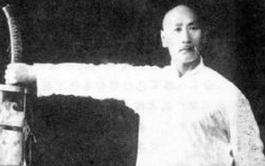 Cao thủ Trung Quốc nâng ô tô bằng 1 tay, khiến 300 tên cướp khiếp sợ