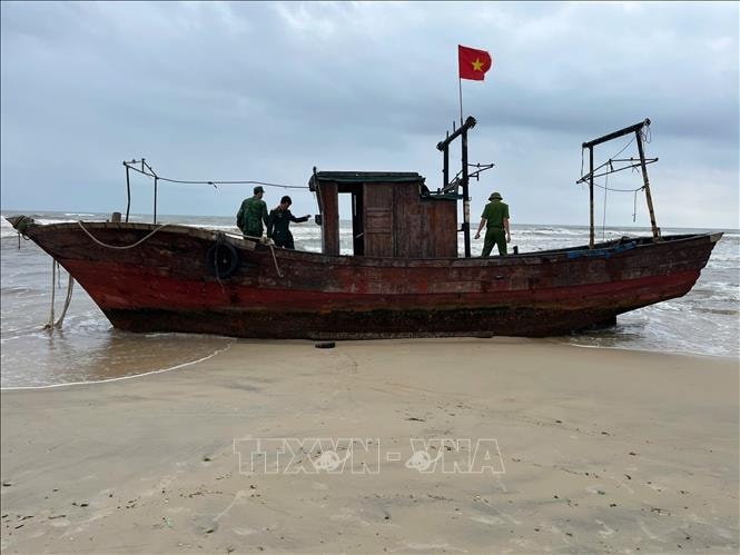 Tìm kiếm chủ sở hữu tàu cá không người lái trôi dạt vào bờ biển