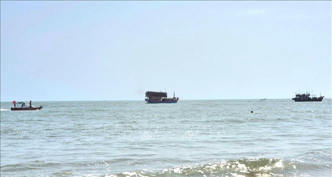 Vùng Cảnh sát biển 4 kịp thời cứu nạn ngư dân trên tàu cá bị cháy