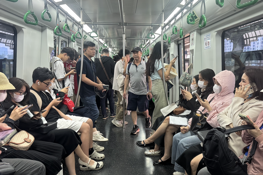 Chi phí xăng xe tăng, người dân Hà Nội chuyển dần sang tàu điện