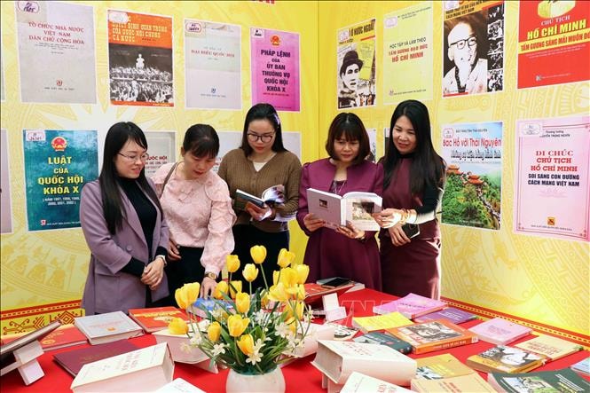 Khai trương không gian trưng bày sách, báo tuyên truyền về bầu cử