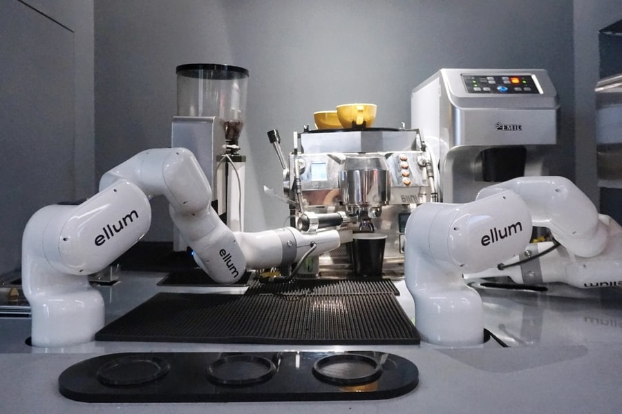 Quán nhỏ ở TPHCM "chơi lớn" dùng robot pha cà phê, 2 phút có ngay một ly