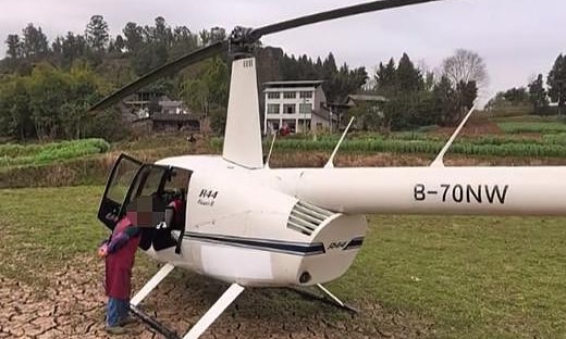 Con trai dùng trực thăng đưa mẹ về quê