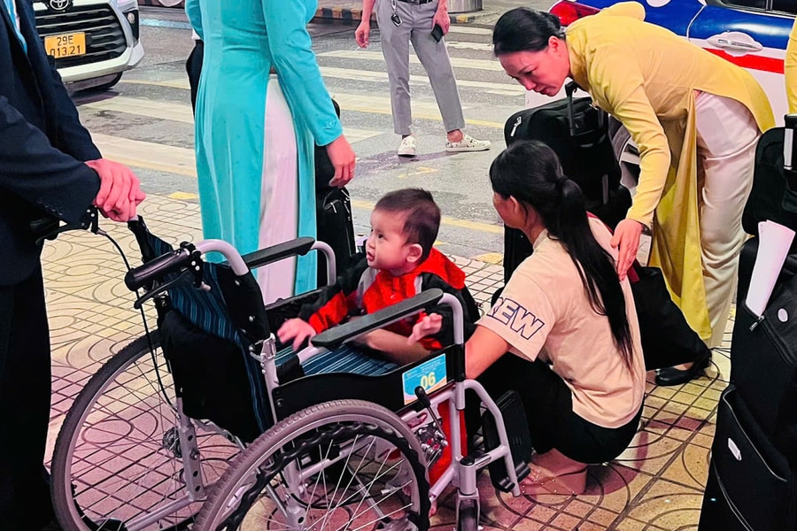 Tổ bay góp tiền đưa mẹ con người phụ nữ khiếm thị về quê