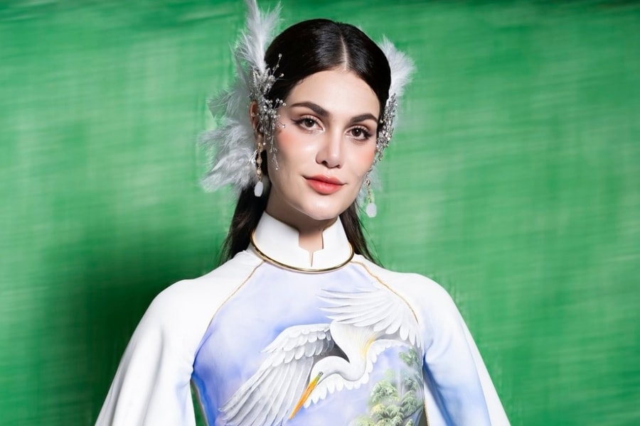 Mỹ nhân Venezuela tạo dáng với áo dài họa tiết cánh cò