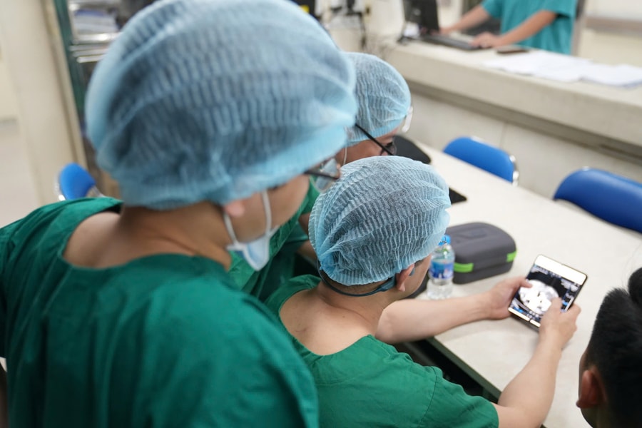 Chuyến bay mang những chiếc thùng đặc biệt cứu 7 người ở lằn ranh sinh tử