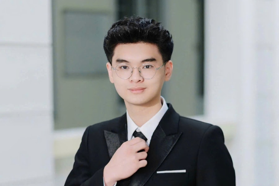 Nam sinh chuyên Tin đỗ Đại học Johns Hopkins với máy đo sức khỏe cho bà