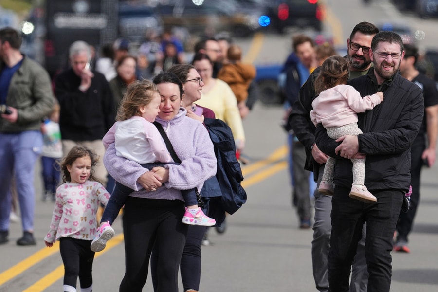 Tay súng chết sau khi lao xe vào giáo đường Do Thái ở Mỹ