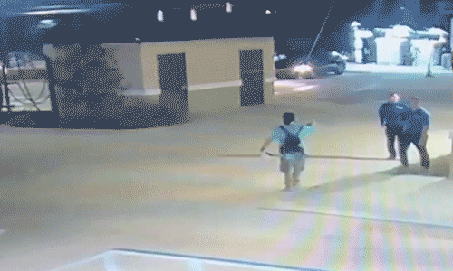 Thợ rửa xe 18 tuổi khống chế kẻ cầm rìu bằng đòn vật MMA