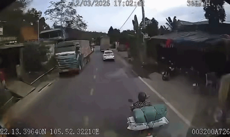 Xe máy biến mất trước đầu xe tải trong vài giây