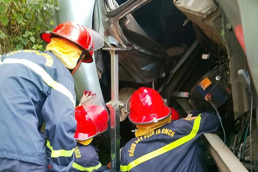 Cảnh sát phá cabin, cứu tài xế mắc kẹt sau tai nạn trên cao tốc