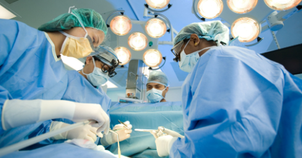 Cô gái bị hoại tử vùng mặt do tai nạn giao thông được ghép da thành công