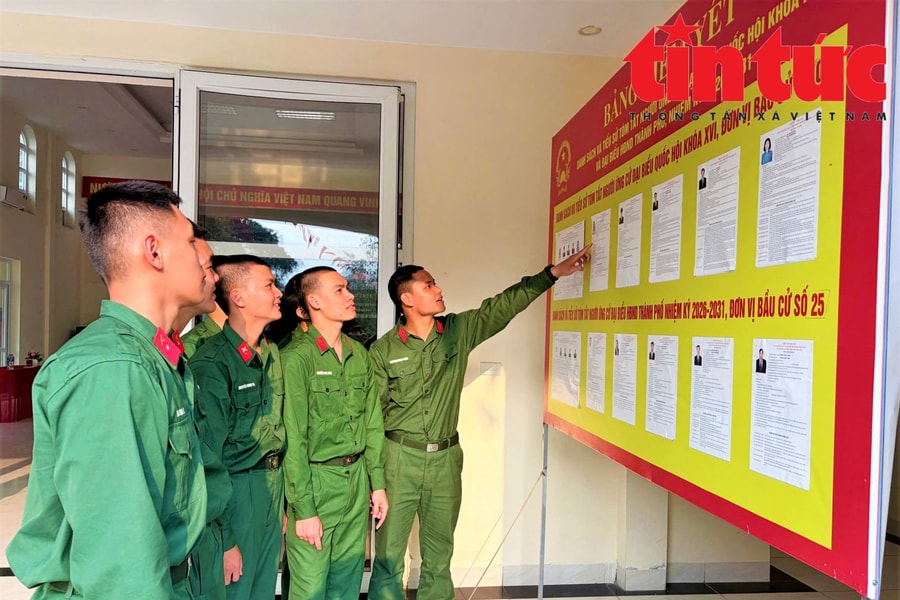 Chiến sĩ trẻ háo hức trong lần đầu tiên thực hiện quyền bầu cử