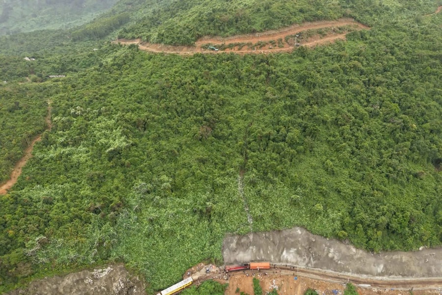 Liên tục sự cố đá rơi trên đèo Hải Vân khiến ngành Đường sắt tạm dừng chạy tàu