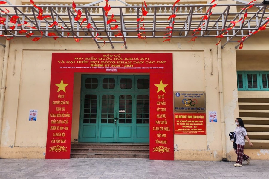 Sinh viên tích cực phục vụ công tác bầu cử