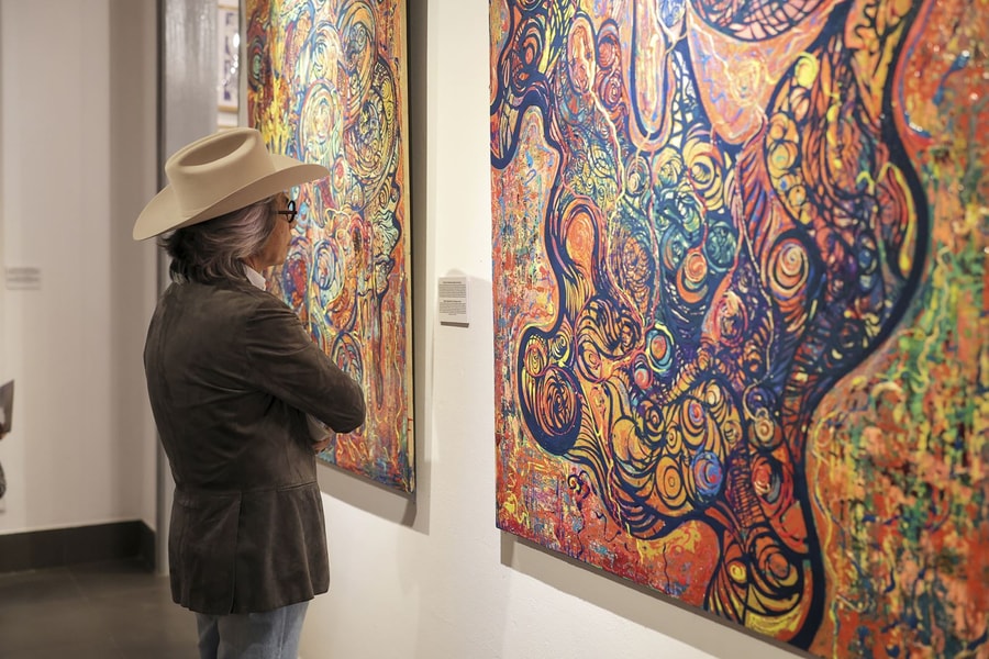 Cha con họa sĩ Đào Anh Khánh, Đào Anh Thơ tạo dấu ấn với triển lãm ‘Dòng chảy đột biến’