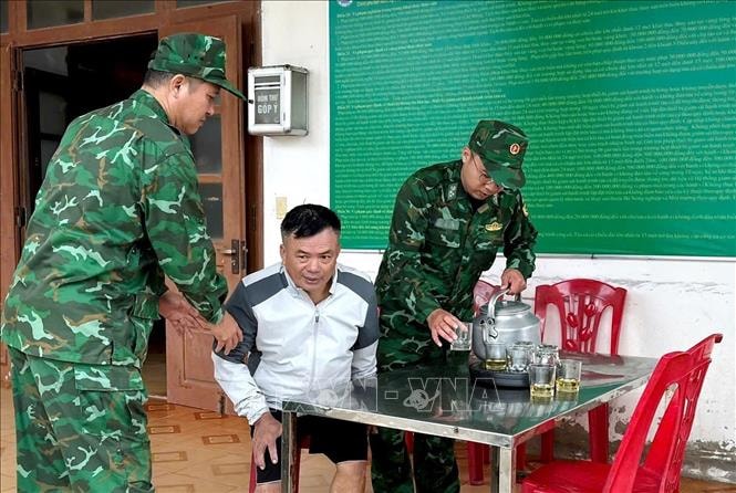 Quảng Trị: Tích cực tìm kiếm một ngư dân mất tích do thuyền bị sóng đánh chìm